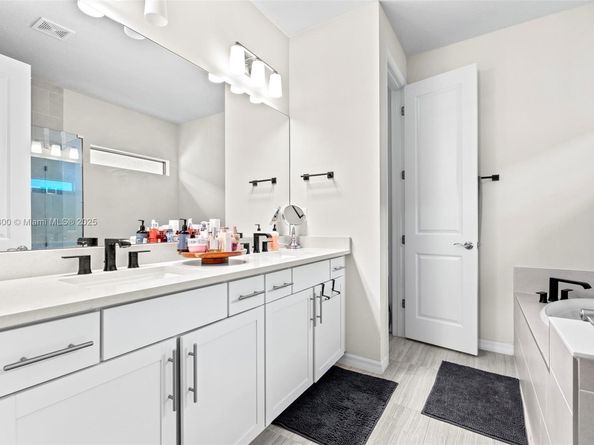 2434 Primrose Pl, Oakland Park FL 33309