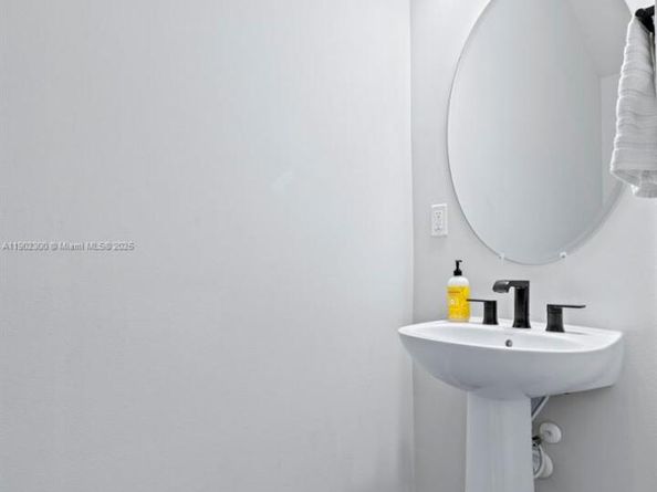 2434 Primrose Pl, Oakland Park FL 33309