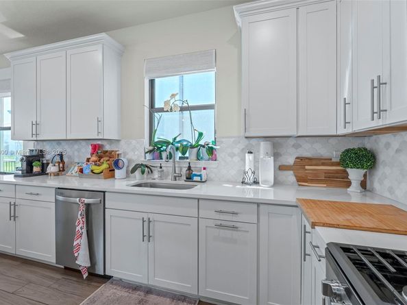 2434 Primrose Pl, Oakland Park FL 33309