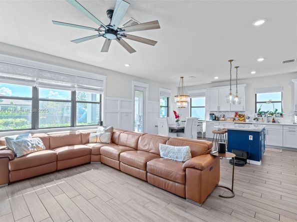 2434 Primrose Pl, Oakland Park FL 33309