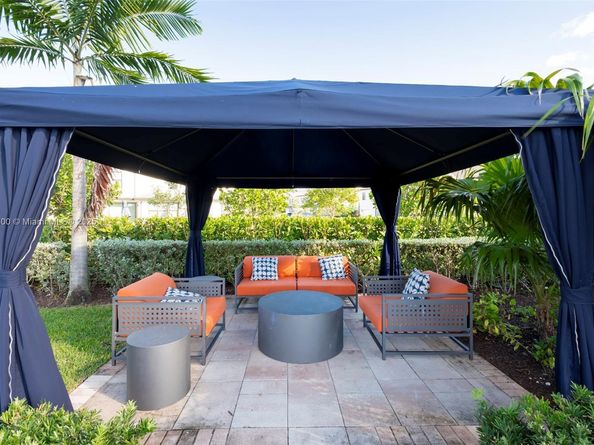 2434 Primrose Pl, Oakland Park FL 33309