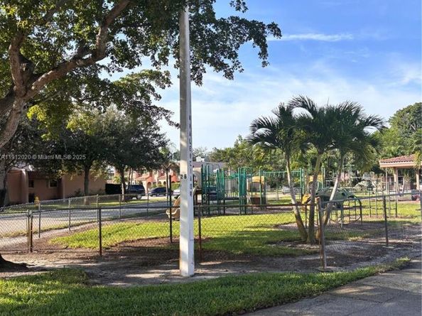 19 Matador Ln 622, Davie FL 33324