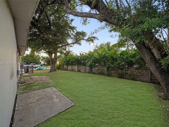 7315 Allen Dr, Hollywood FL 33024