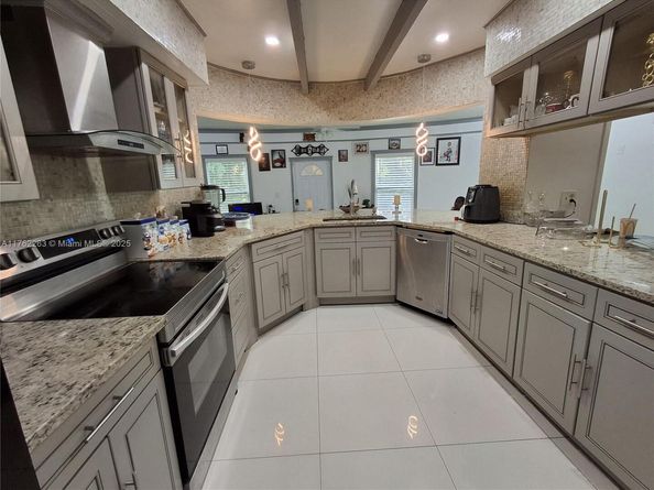 4511 Queen Palm Ln, Tamarac FL 33319