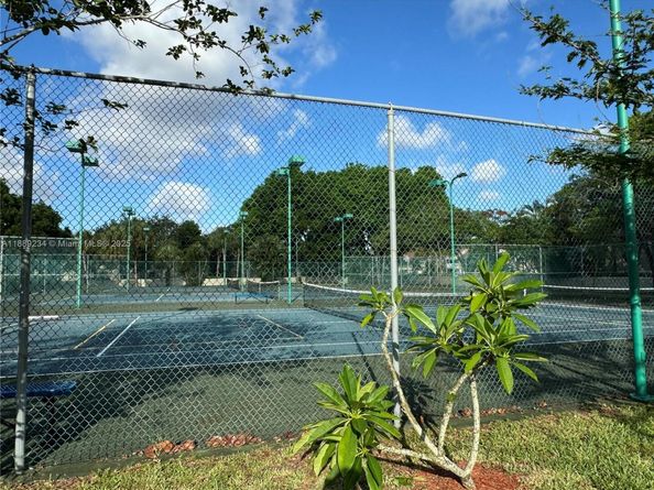 301 Gardens Dr 102, Pompano Beach FL 33069