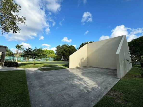 301 Gardens Dr 102, Pompano Beach FL 33069