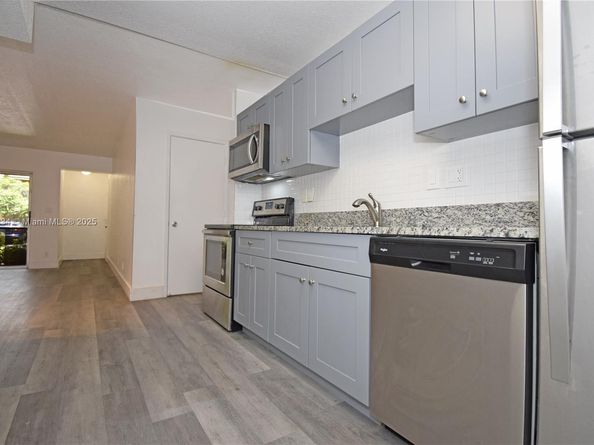 301 Gardens Dr 102, Pompano Beach FL 33069