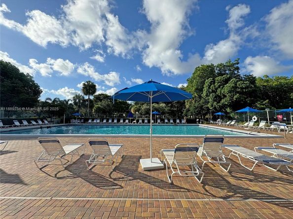 301 Gardens Dr 102, Pompano Beach FL 33069