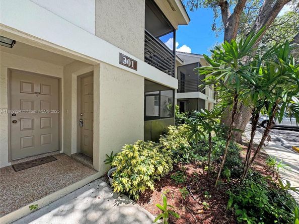 301 Gardens Dr 102, Pompano Beach FL 33069