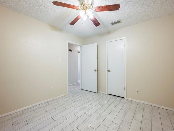 1304  Midbury Court , Arlington Texas 76015