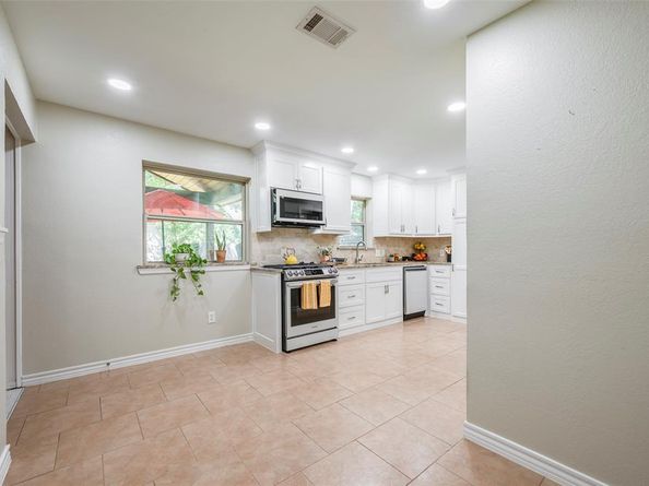 1304  Midbury Court , Arlington Texas 76015