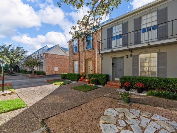 9827  Park Lane Court , Dallas Texas 75220