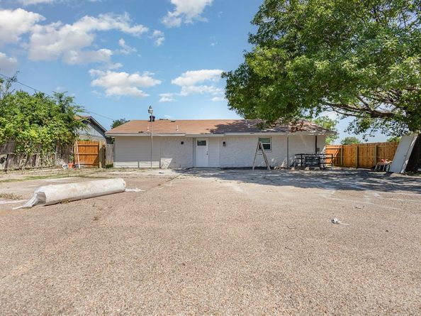 3828  Pacesetter Drive , Dallas Texas 75241
