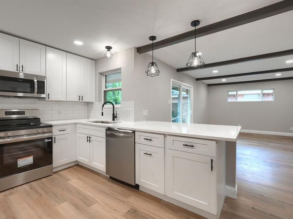 1048  Indian Creek Trail , Dallas Texas 75241