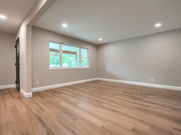 1048  Indian Creek Trail , Dallas Texas 75241