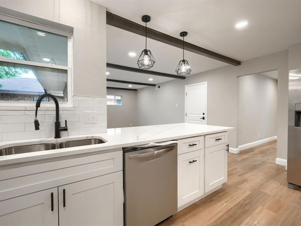 1048  Indian Creek Trail , Dallas Texas 75241