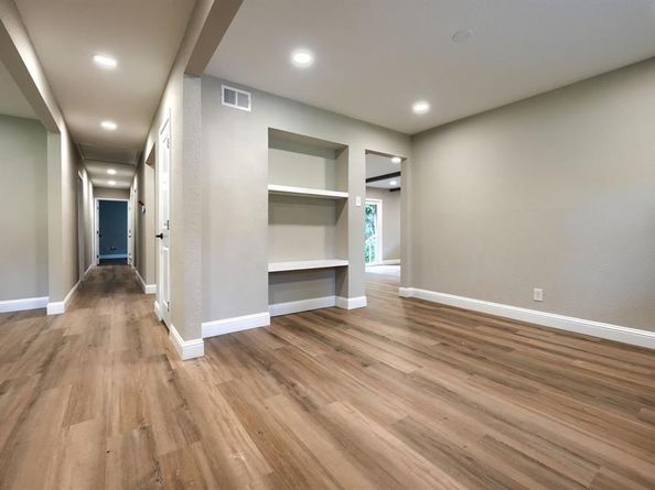 1048  Indian Creek Trail , Dallas Texas 75241