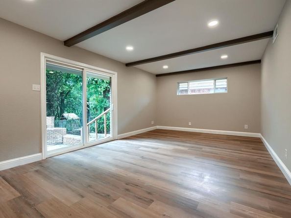 1048  Indian Creek Trail , Dallas Texas 75241