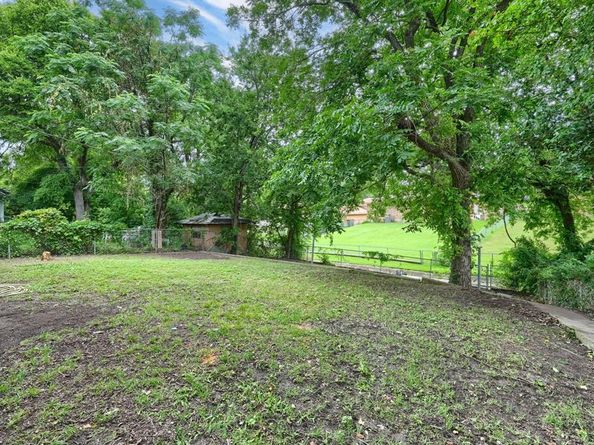 1048  Indian Creek Trail , Dallas Texas 75241