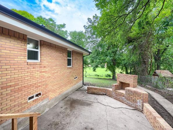 1048  Indian Creek Trail , Dallas Texas 75241