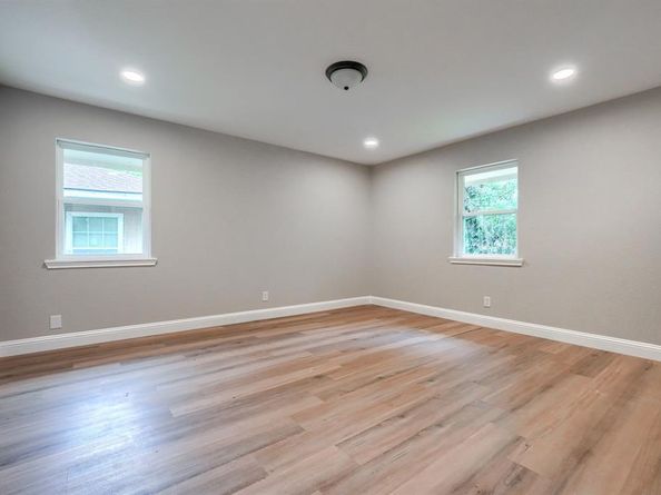 1048  Indian Creek Trail , Dallas Texas 75241