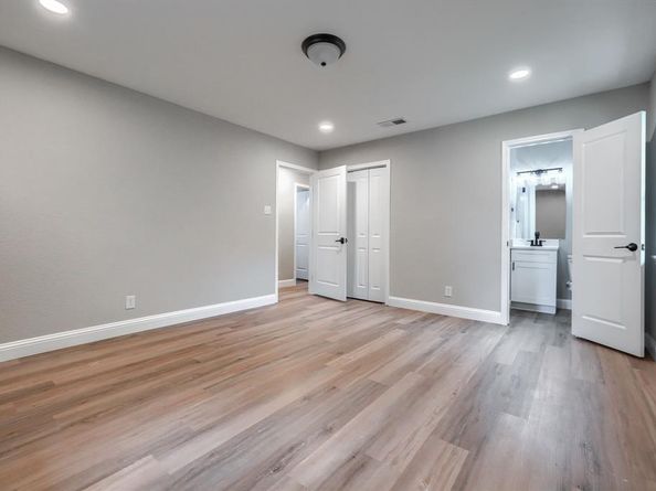 1048  Indian Creek Trail , Dallas Texas 75241