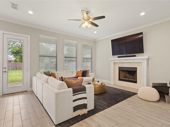 2027  Shaw Street , Dallas Texas 75212