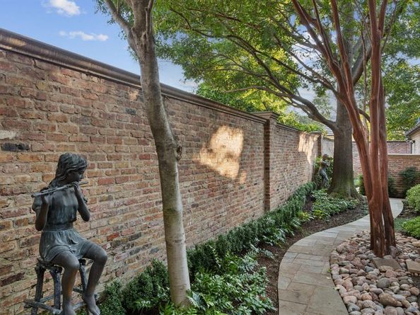 43  Braewood Place , Dallas Texas 75248
