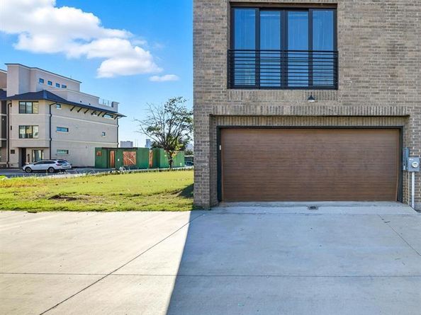 421 S Rayner Street , Fort Worth Texas 76111