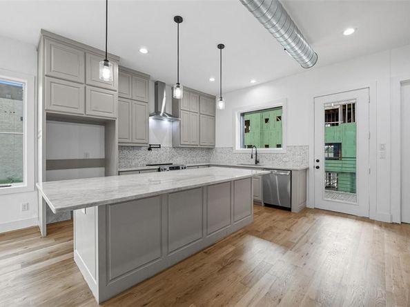 421 S Rayner Street , Fort Worth Texas 76111