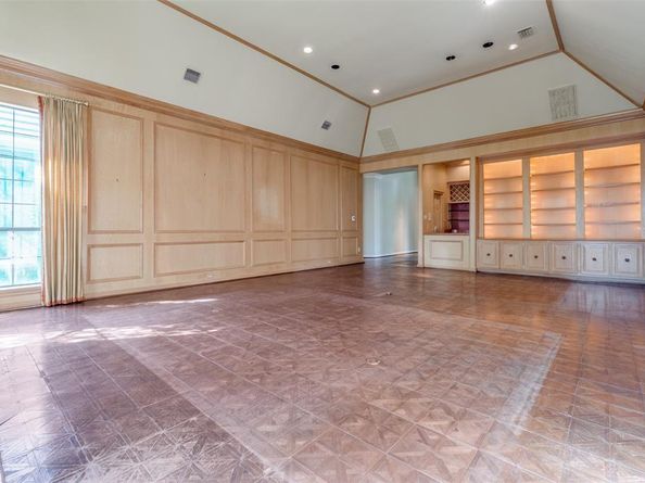 2  Hallshire Court , Dallas Texas 75225