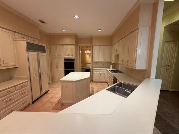 2  Hallshire Court , Dallas Texas 75225