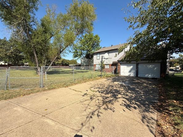 2301  Sweetbriar Court , Mesquite Texas 75150