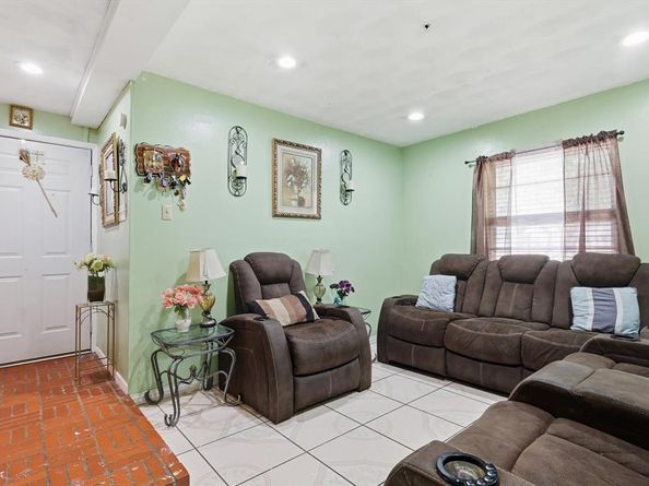 2604  Burning Tree Lane , Irving Texas 75062