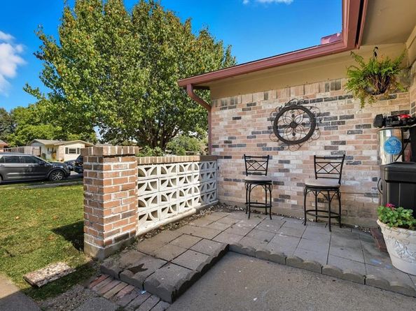 2604  Burning Tree Lane , Irving Texas 75062