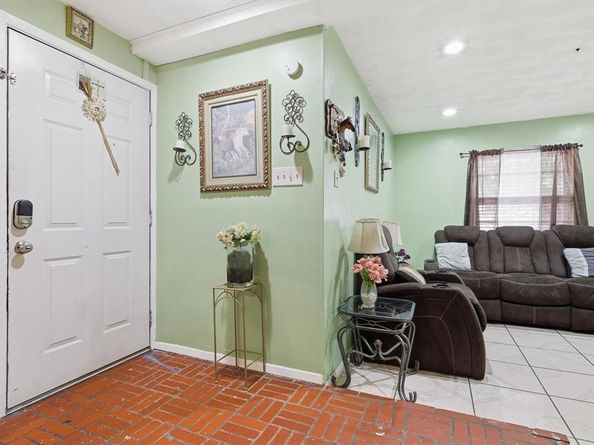 2604  Burning Tree Lane , Irving Texas 75062