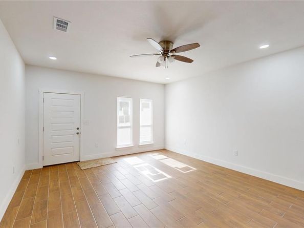 1615  Poplar Street , Dallas Texas 75215