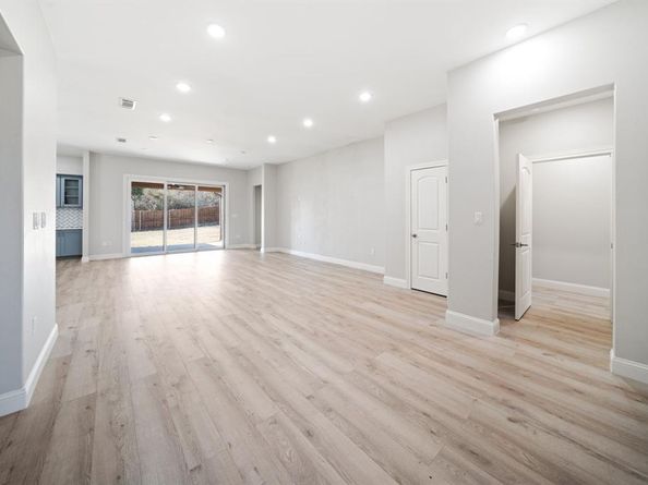 8809  Isom Lane , Dallas Texas 75249