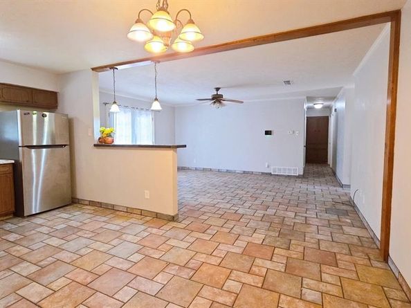 1636  Bending Oaks Trail , Dallas Texas 75217