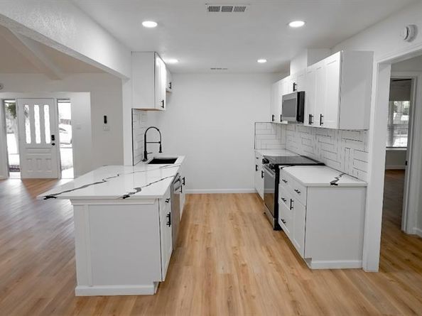1049  Rosewood Drive , DeSoto Texas 75115