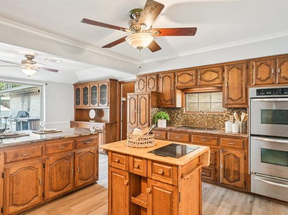 326 S Houston School Road , Lancaster Texas 75146