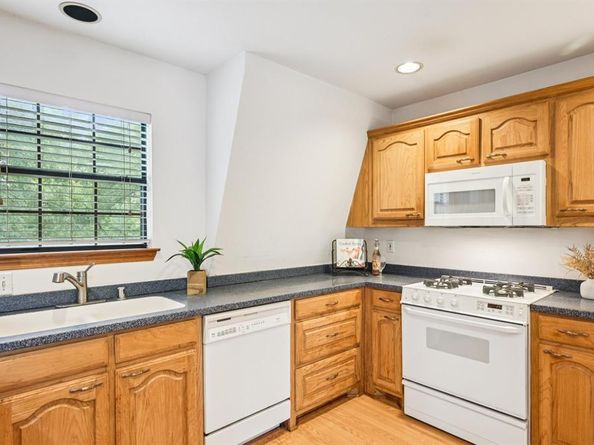 326 S Houston School Road , Lancaster Texas 75146