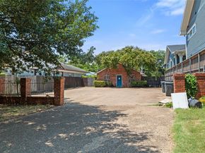 1015 N Bishop  , Dallas Texas 75208