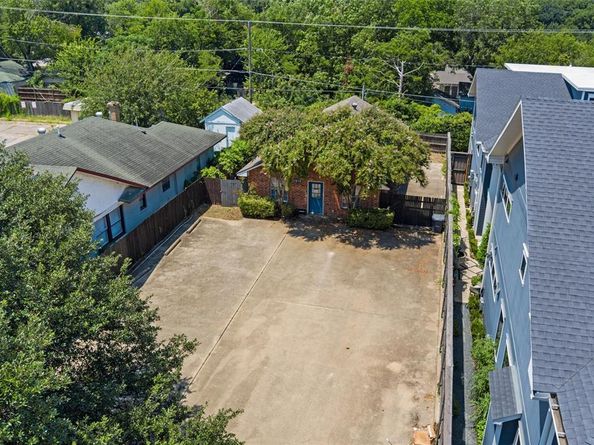 1015 N Bishop  , Dallas Texas 75208
