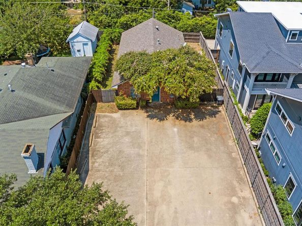 1015 N Bishop  , Dallas Texas 75208