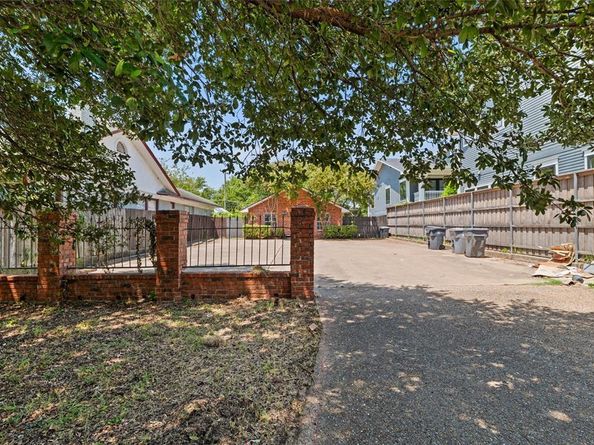 1015 N Bishop  , Dallas Texas 75208