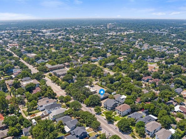 1015 N Bishop  , Dallas Texas 75208