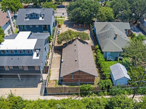 1015 N Bishop  , Dallas Texas 75208
