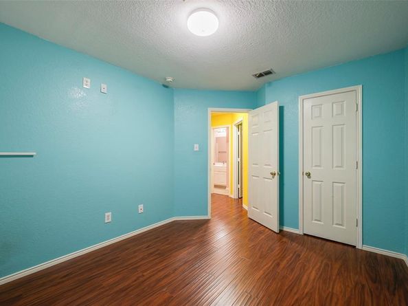 939  Wood Brook Drive , Grand Prairie Texas 75052