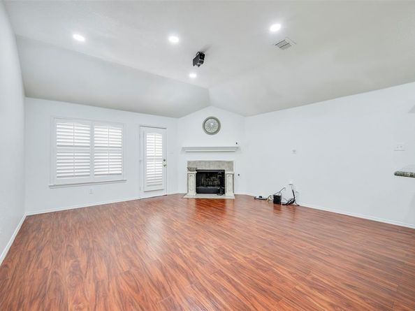 939  Wood Brook Drive , Grand Prairie Texas 75052